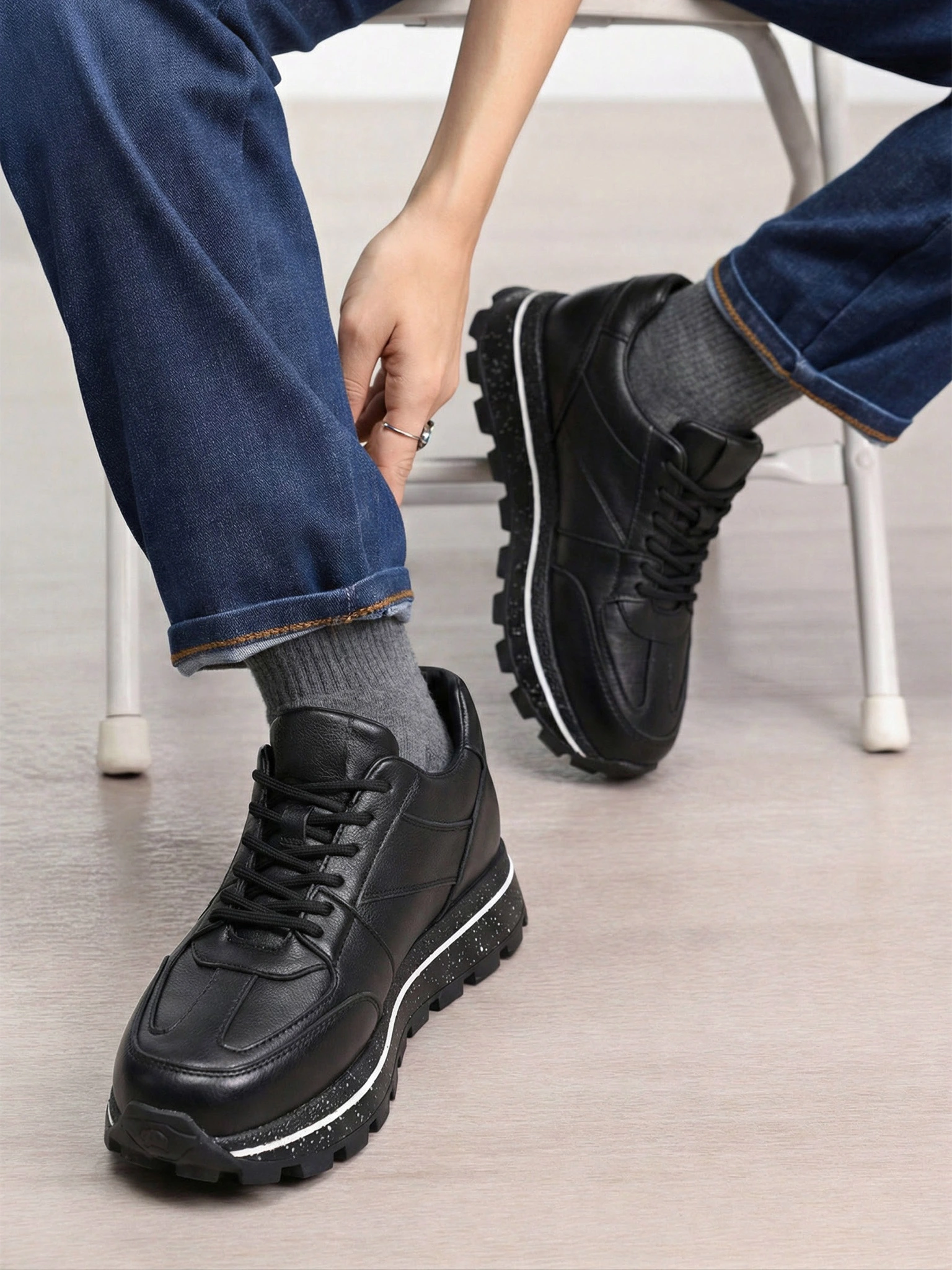 Кроссовки черного цвета на рельефной подошве